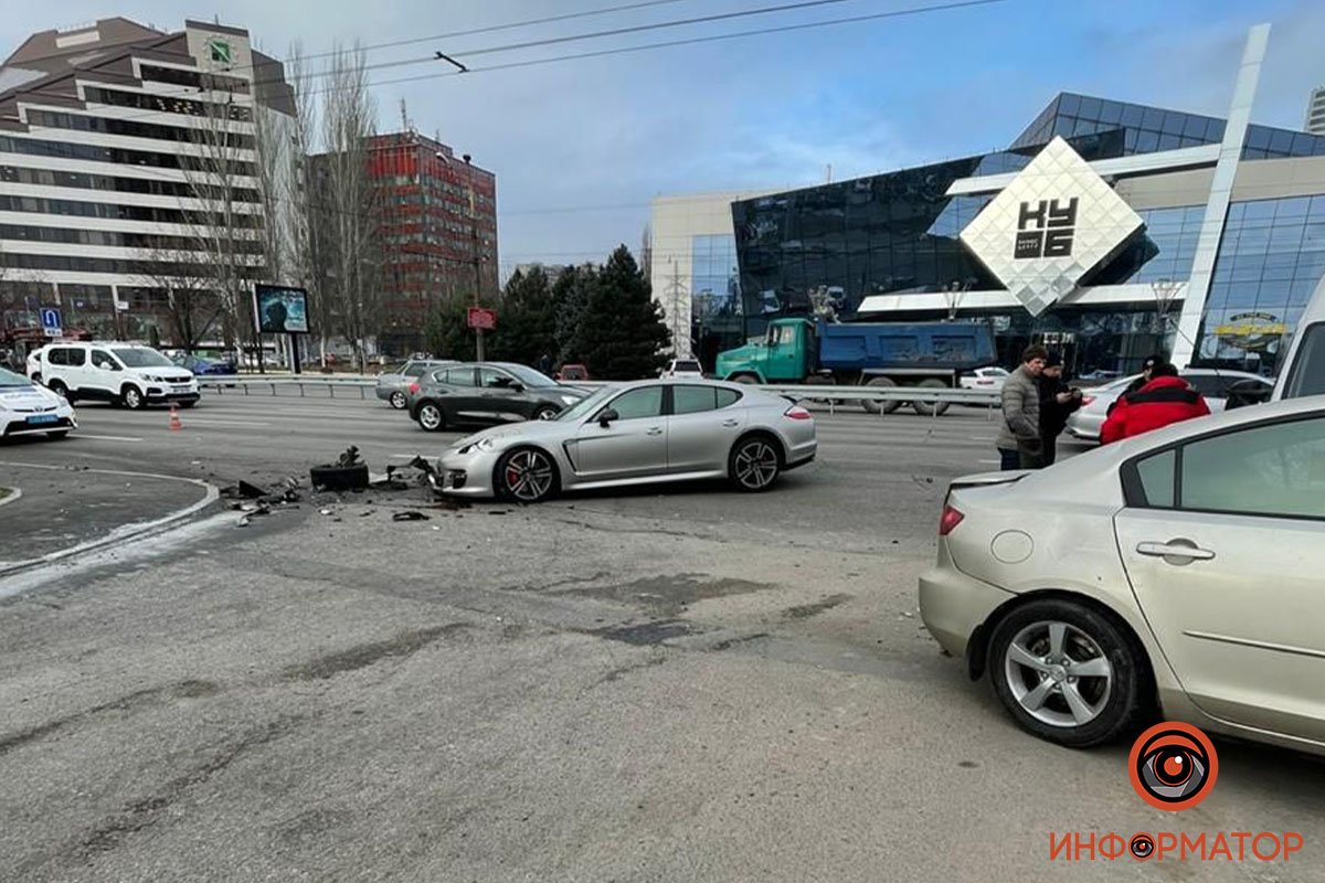 На Набережной Победы, 26, возле Bartolomeo столкнулись Porsсhe и Mazda На Набережной Победы, 26, возле Bartolomeo столкнулись Porsсhe и Mazda