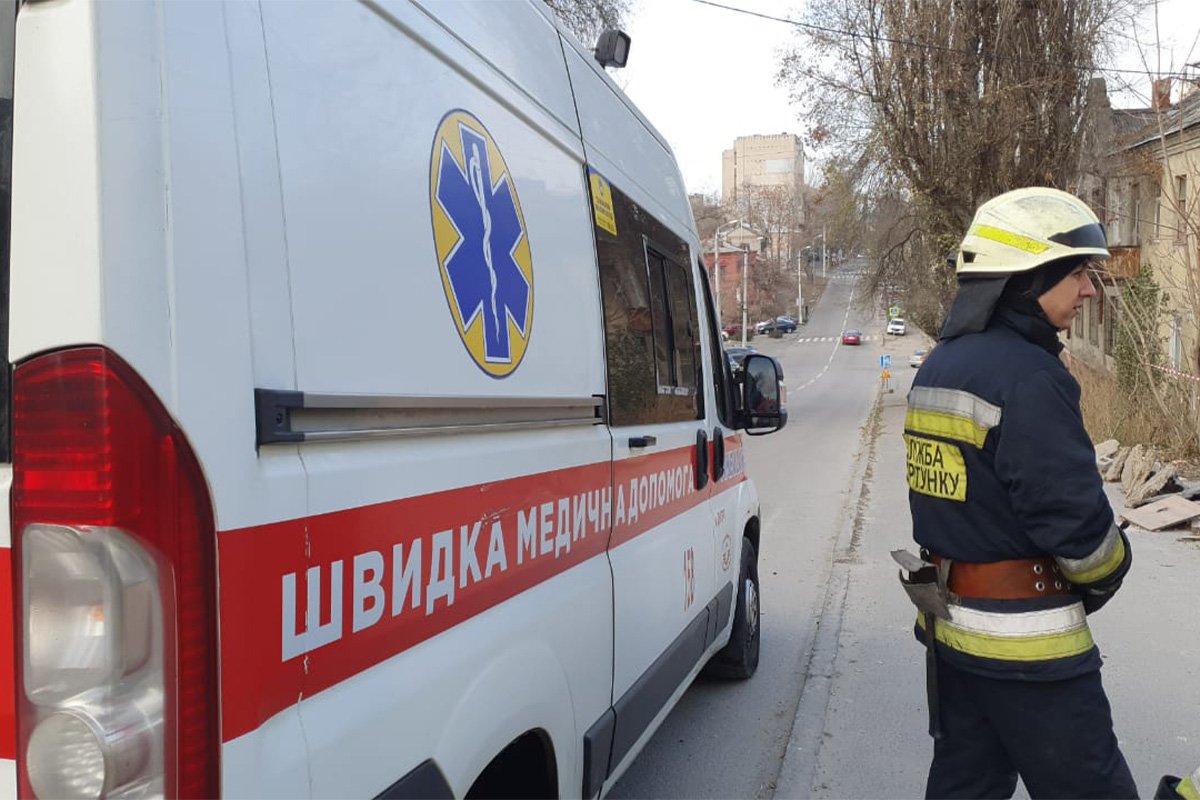 Спасатели достали пострадавшего из-под завалов Спасатели достали пострадавшего из-под завалов