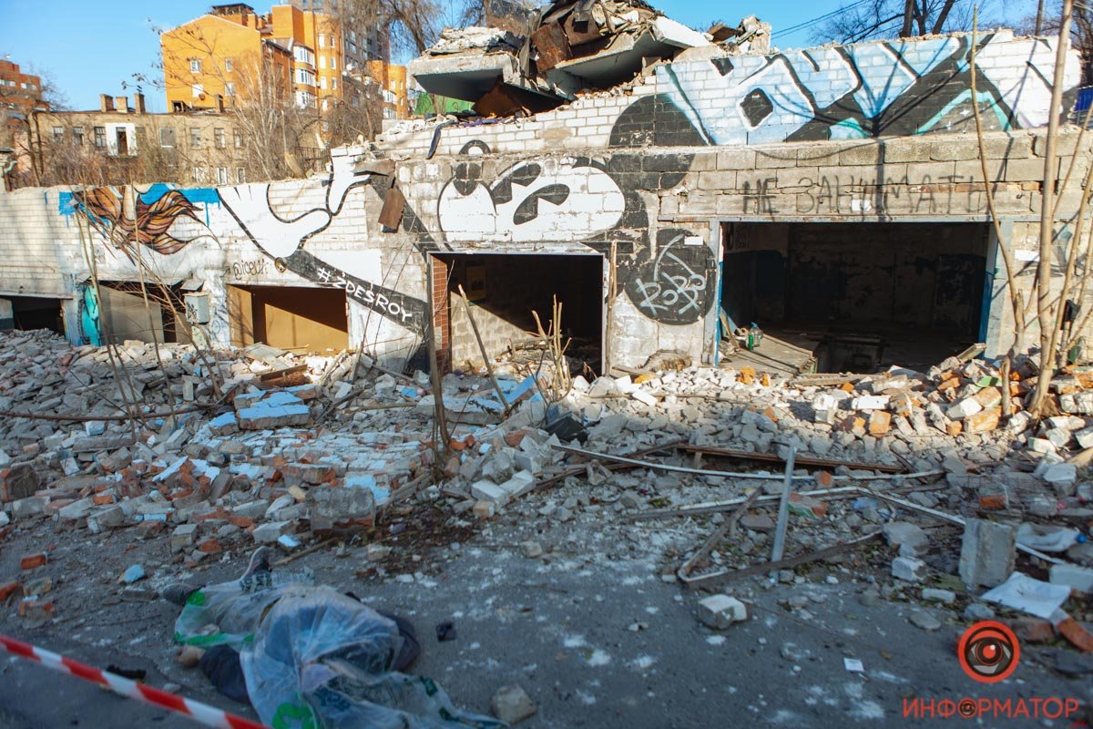 В Днепре на Паторжинского мужчину убило бетонной плитой 12