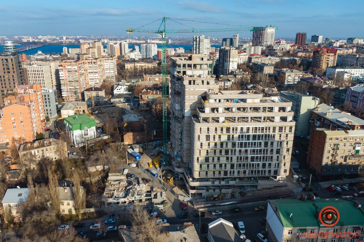 В Днепре на Паторжинского мужчину убило бетонной плитой 14