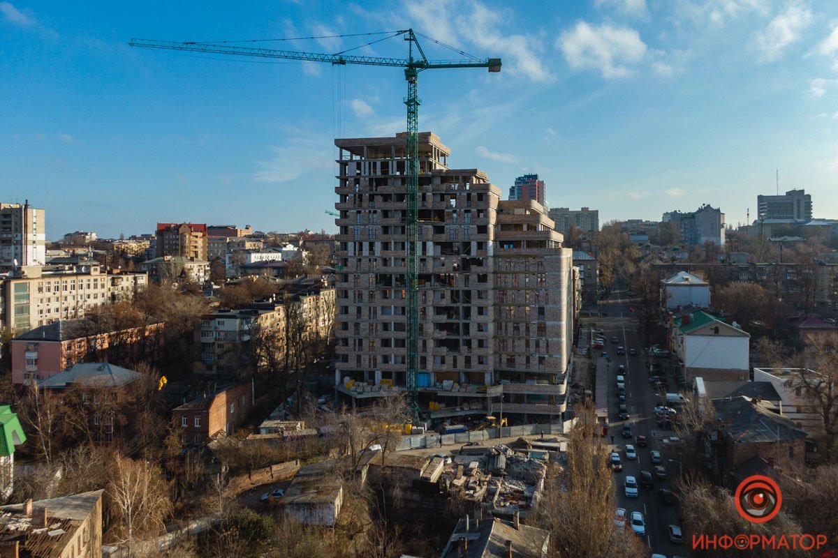 В Днепре на Паторжинского мужчину убило бетонной плитой 18