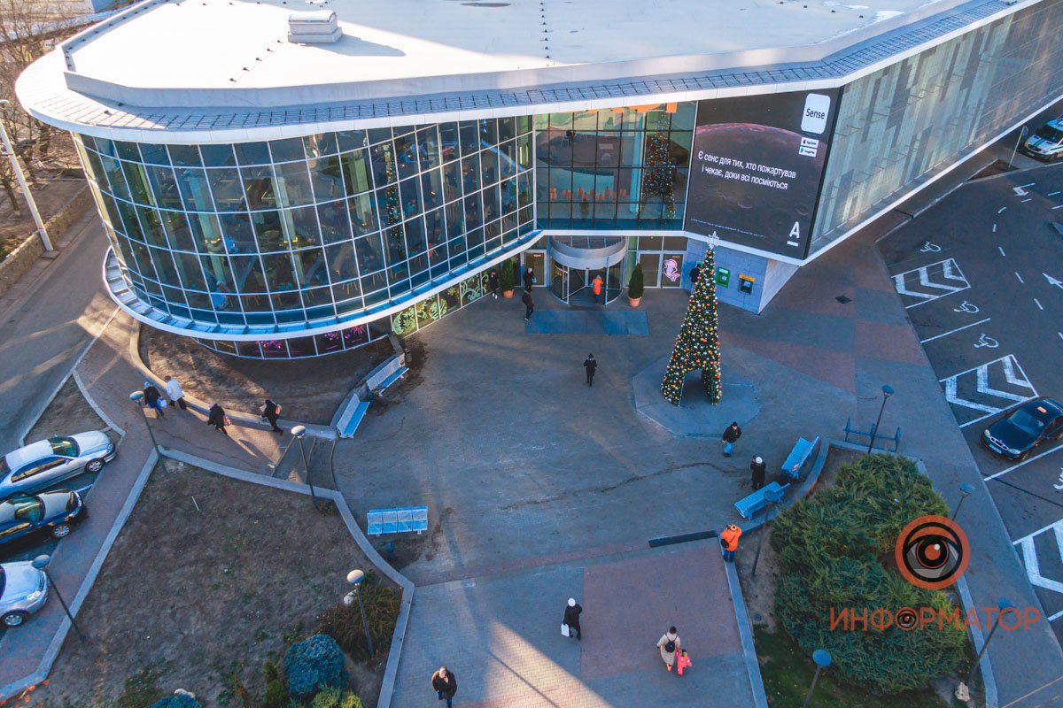 Елка на входе в ТРЦ