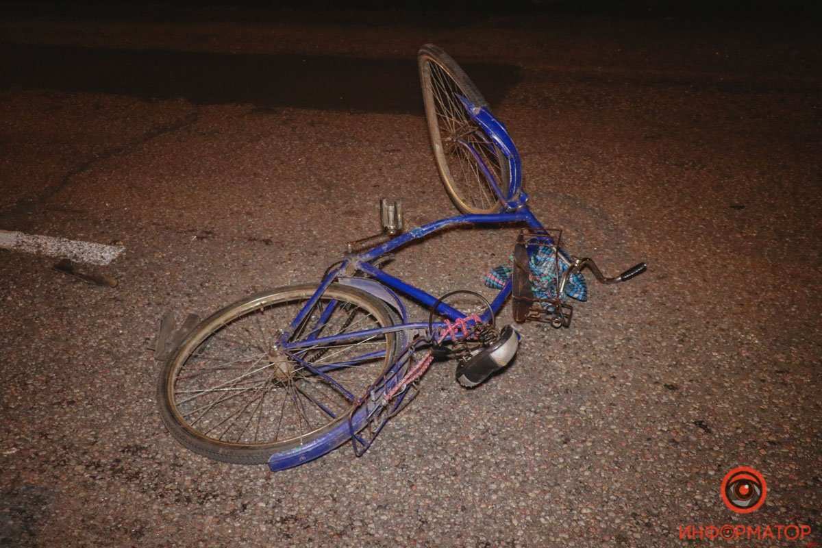 Мужчина переходил дорогу по переходу