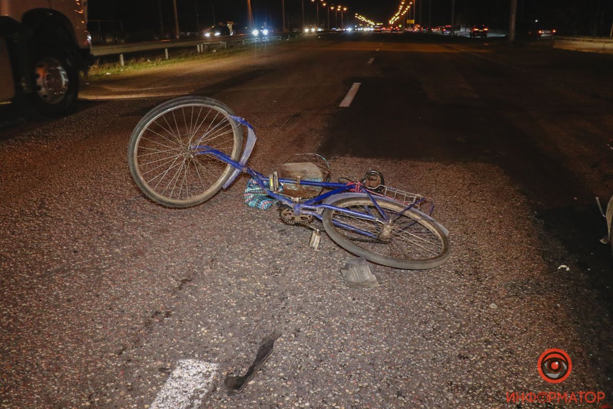 Пока не известно, ехал ли он на велосипеде или вел его рядом