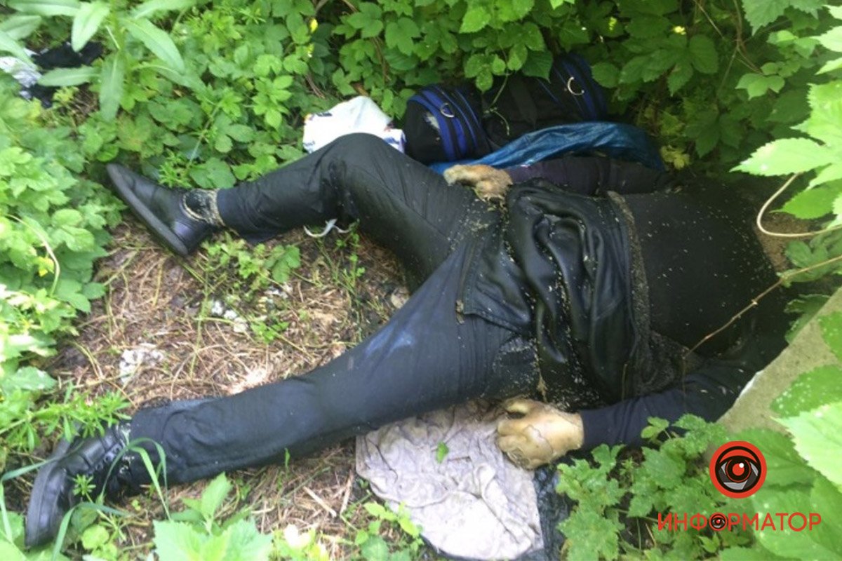 Мужчину без признаков жизни обнаружили возле завода "Днепрошина" на Бориса Кротова