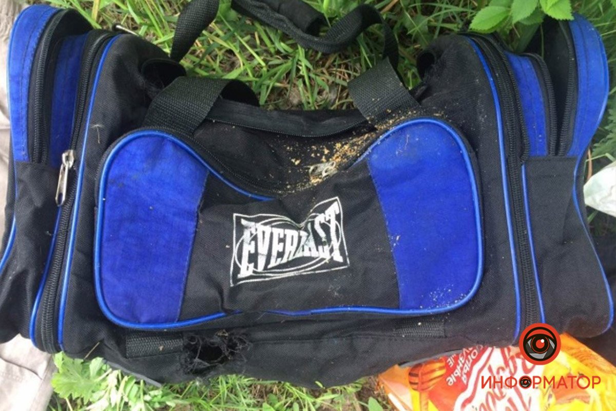 При нем была черно-синяя спортивная сумка, в которой находились вещи