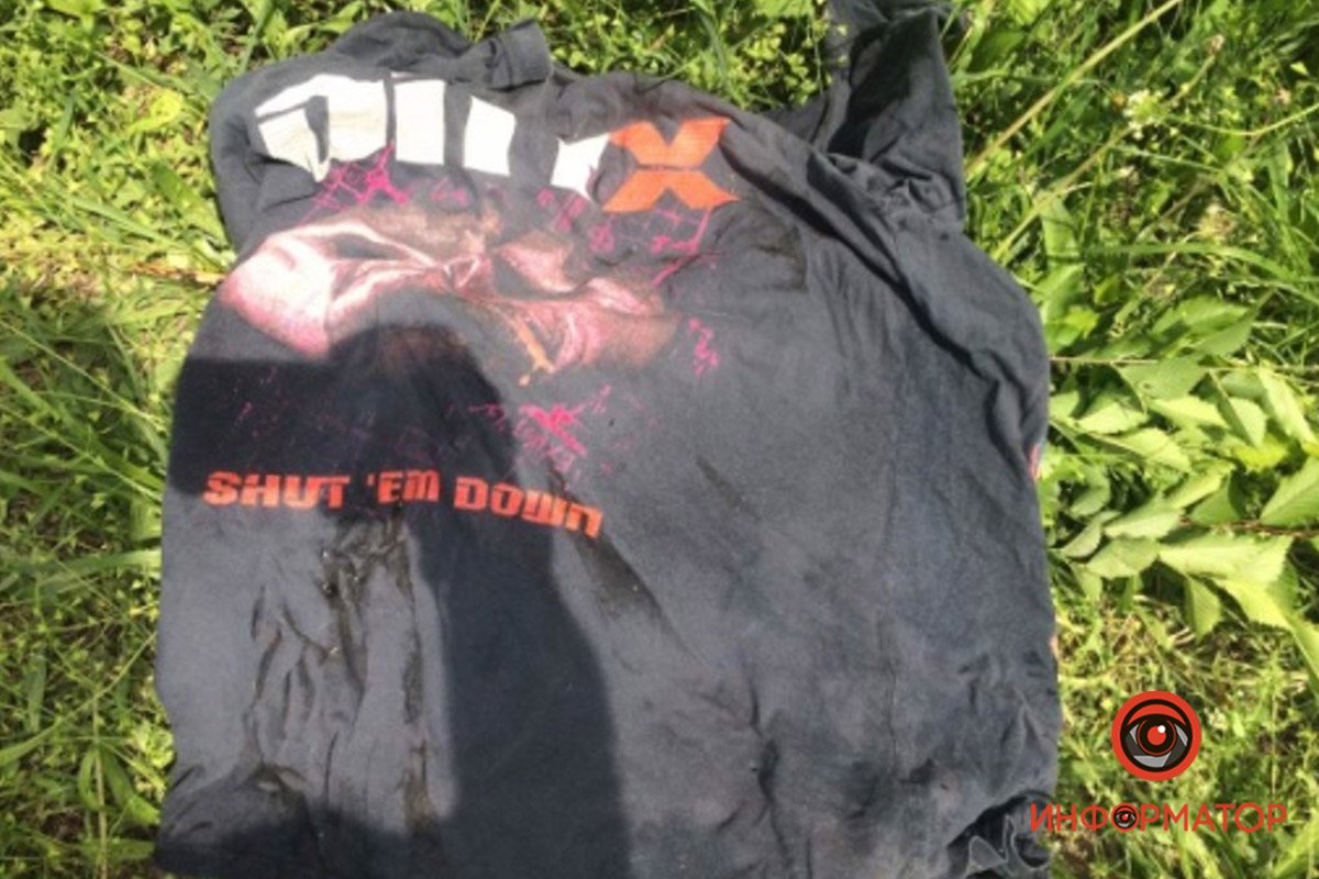 Черная футболка с рисунком