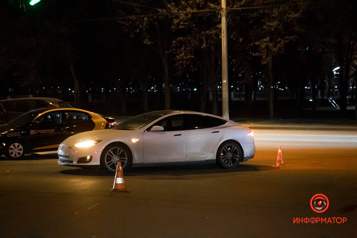 Автомобиль поворачивал в переулок Любарского