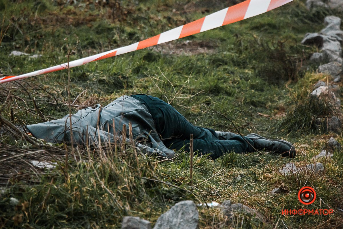 Погибший лежал в траве лицом вниз Погибший лежал в траве лицом вниз
