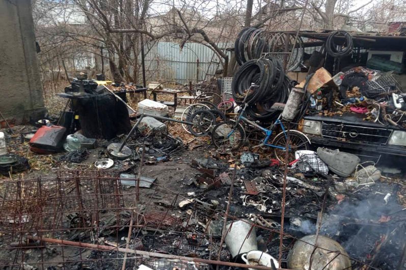 В Днепре полыхала дача: дым окутал всю улицу 1