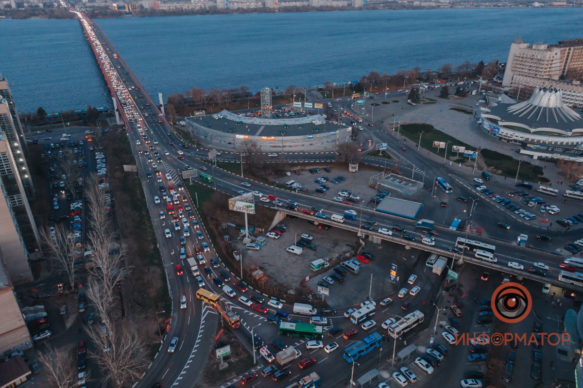 Из-за аварии под Новым мостом центр Днепра застрял в пробках 1