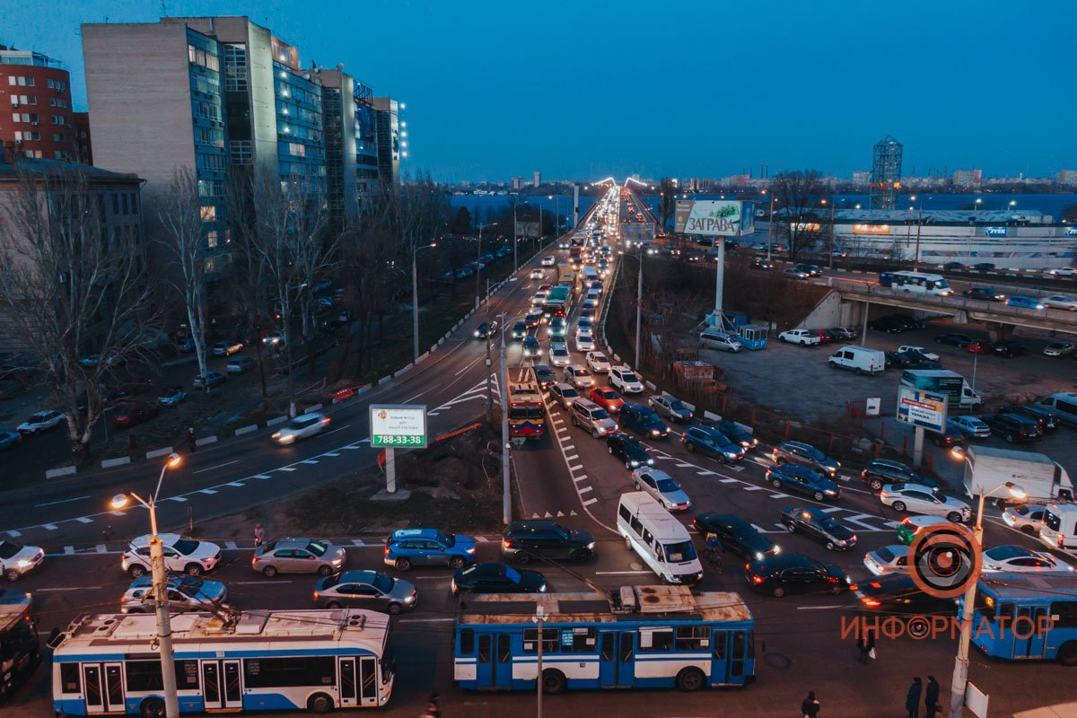 Из-за аварии под Новым мостом центр Днепра застрял в пробках 9