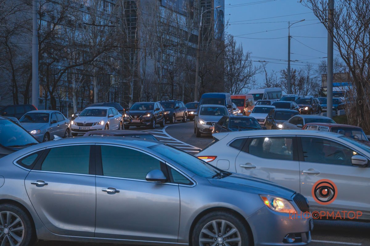 Из-за аварии под Новым мостом центр Днепра застрял в пробках 12