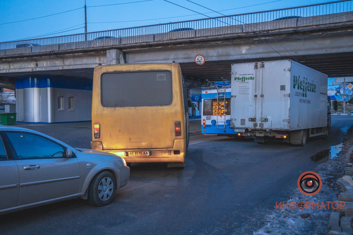 Из-за аварии под Новым мостом центр Днепра застрял в пробках 13