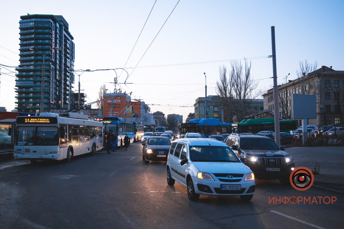Из-за аварии под Новым мостом центр Днепра застрял в пробках 16