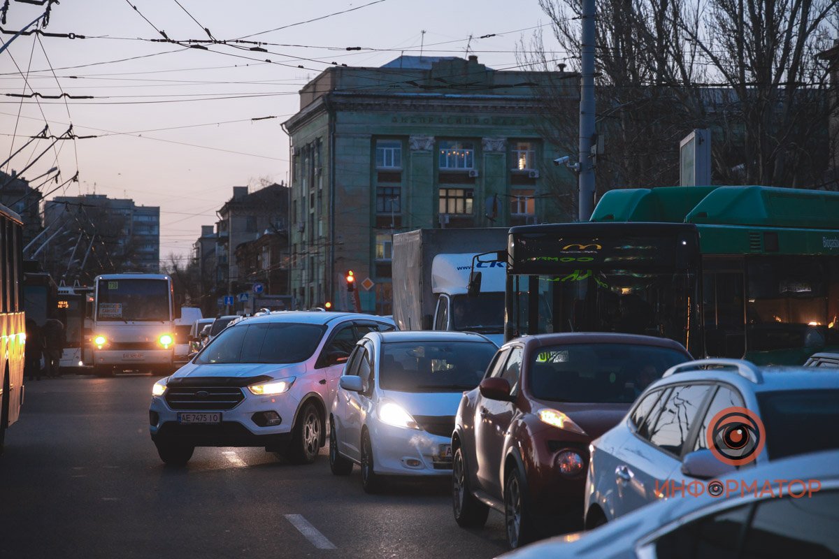 Из-за аварии под Новым мостом центр Днепра застрял в пробках 17