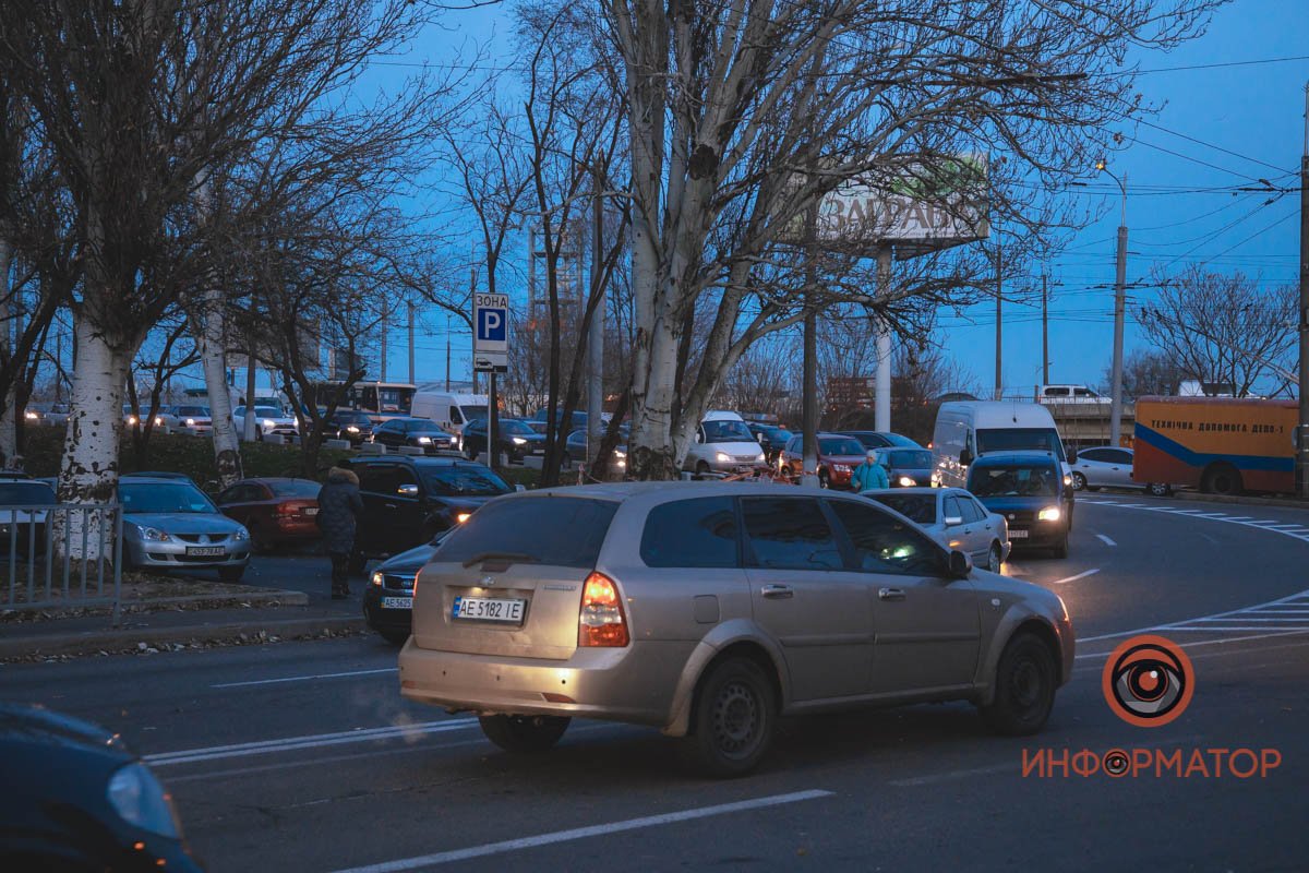 Из-за аварии под Новым мостом центр Днепра застрял в пробках 18