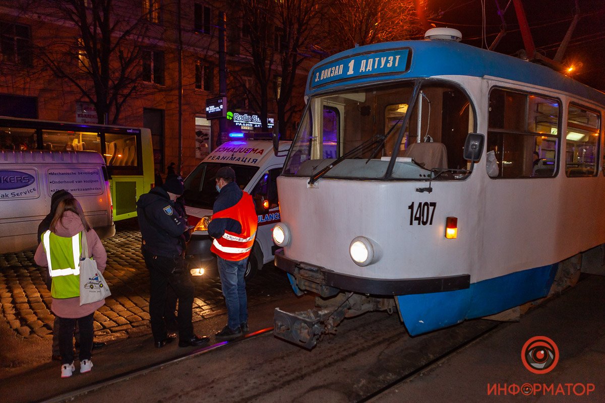 Авария произошла напротив дома № 121 на проспекте Дмитрия Яворницкого Авария произошла напротив дома № 121 на проспекте Дмитрия Яворницкого