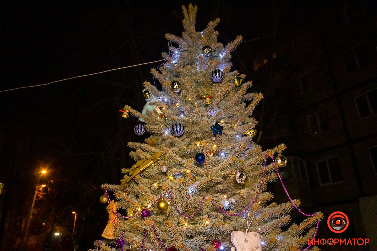 Из-за свечения елка кажется белой, будто бы покрытая снегом