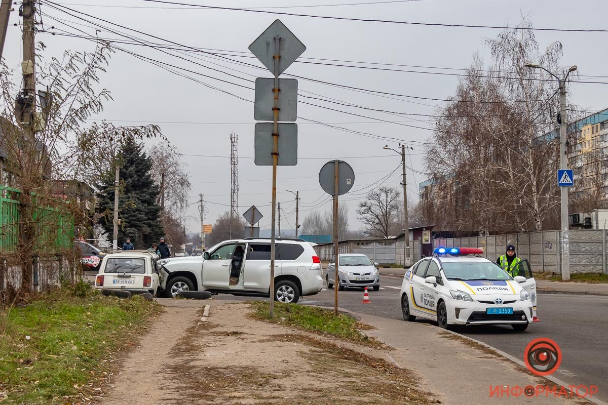 Столкнулись ВАЗ и Toyota Столкнулись ВАЗ и Toyota