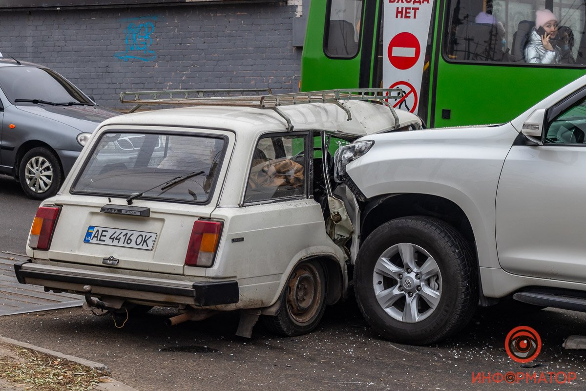 На перекрестке ВАЗ не пропустил Toyota На перекрестке ВАЗ не пропустил Toyota