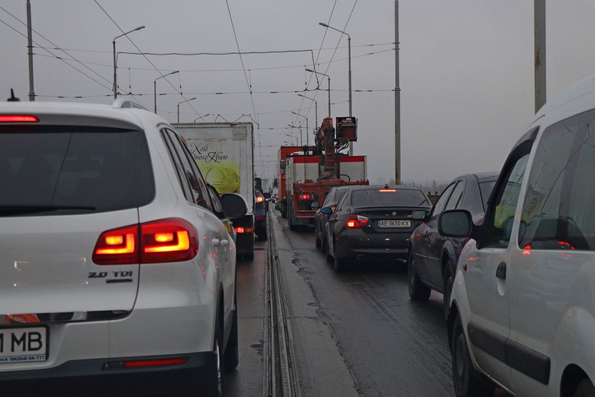 ДТП стали причиной больших пробок, которые тянутся в двух направлениях