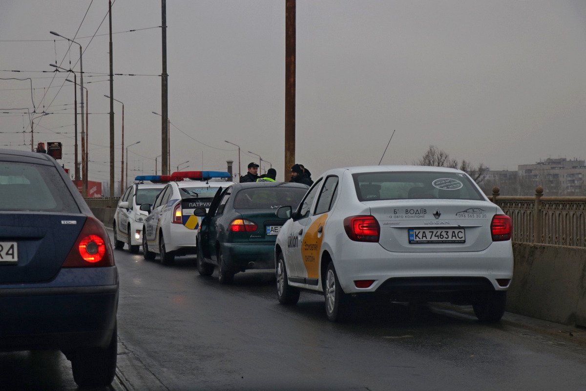 Ближе к левому берегу столкнулись Renault и Daewoo