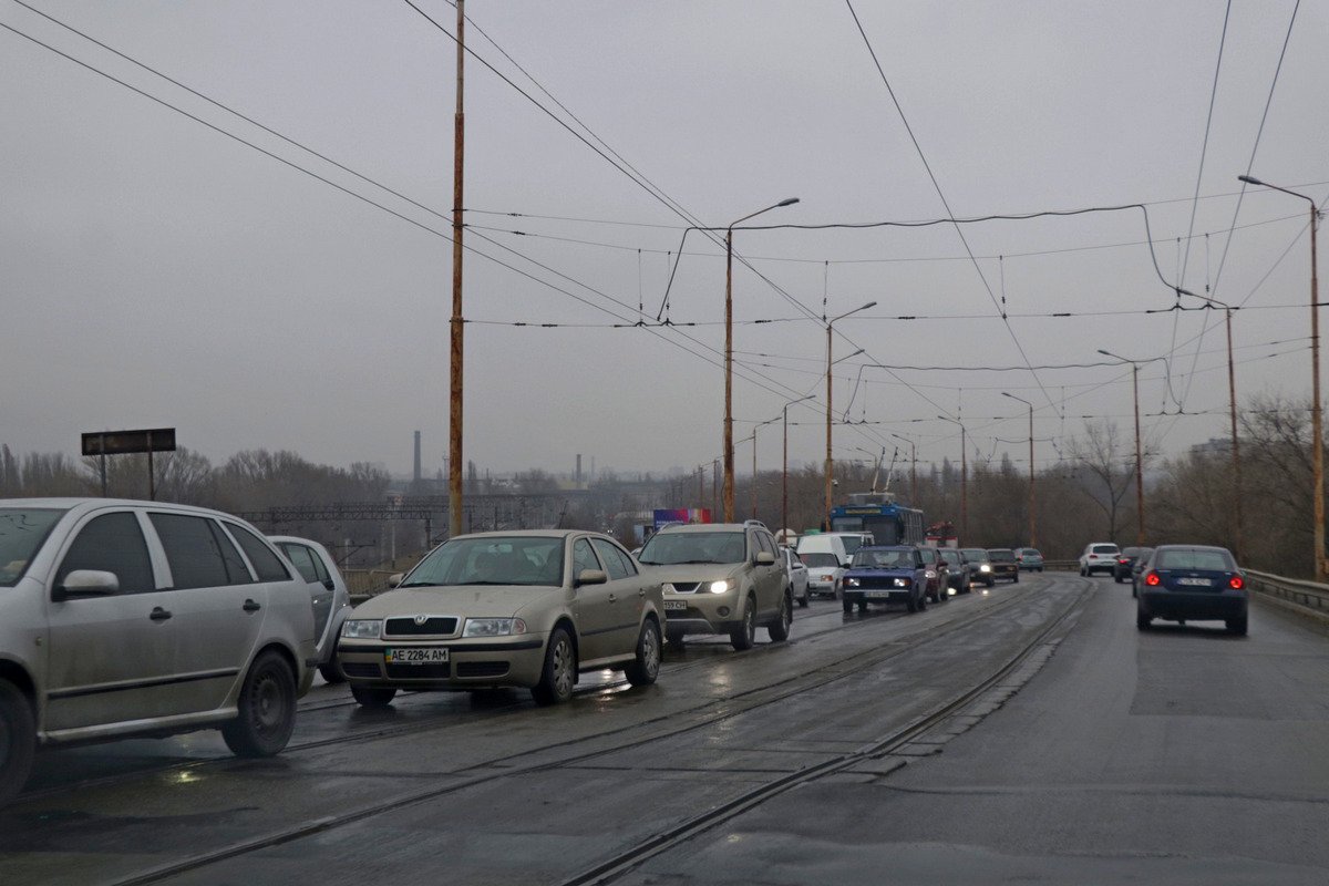 Напротив первого ДТП произошло еще одно - Lada врезалась в отбойник
