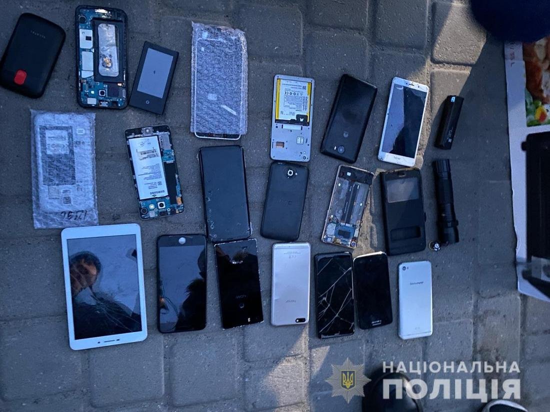 Нападавшие связали хозяина квартиры и его гостей, после чего отобрали у них телефоны