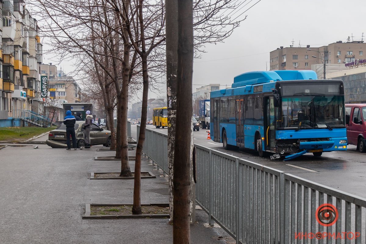 Авария произошла на перекрестке Слобожанского проспекта с улицей Батумской Авария произошла на перекрестке Слобожанского проспекта с улицей Батумской