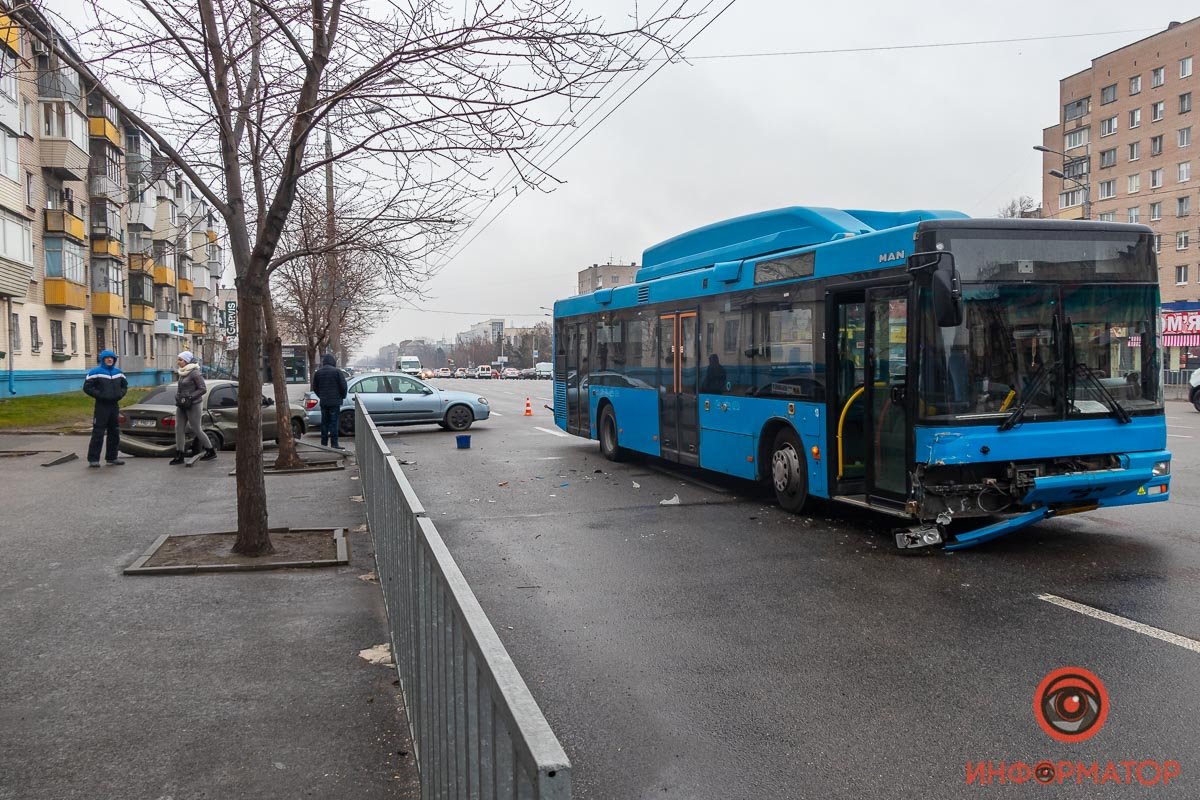 Предварительно, водитель Daewoo пытался проскочить перед автобусом, чтобы повернуть Предварительно, водитель Daewoo пытался проскочить перед автобусом, чтобы повернуть
