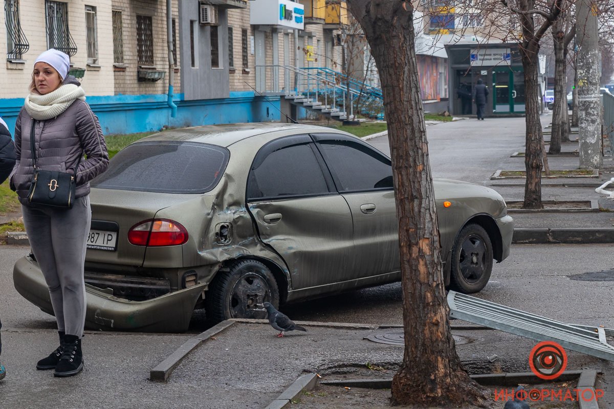 От удара легковушку закрутило От удара легковушку закрутило