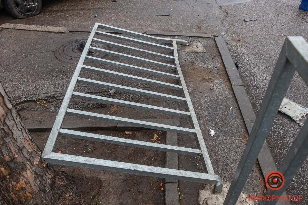 Daewoo снес секцию ограждения Daewoo снес секцию ограждения