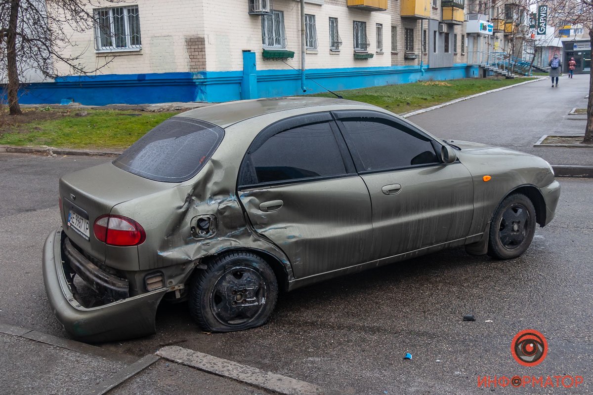 Машина перекрыла проезд по улице Батумской Машина перекрыла проезд по улице Батумской