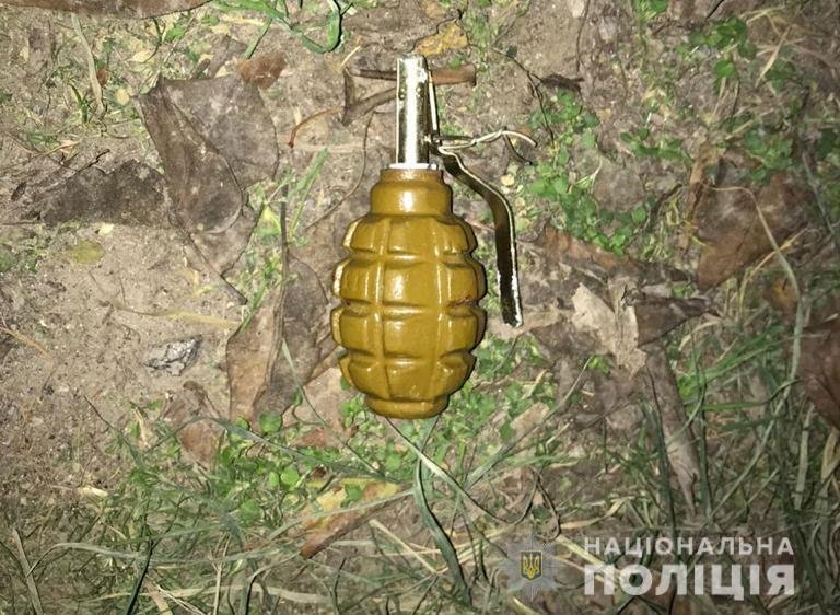Взрывотехники "разрядили" гранату и передали следственно-оперативной группе Взрывотехники "разрядили" гранату и передали следственно-оперативной группе