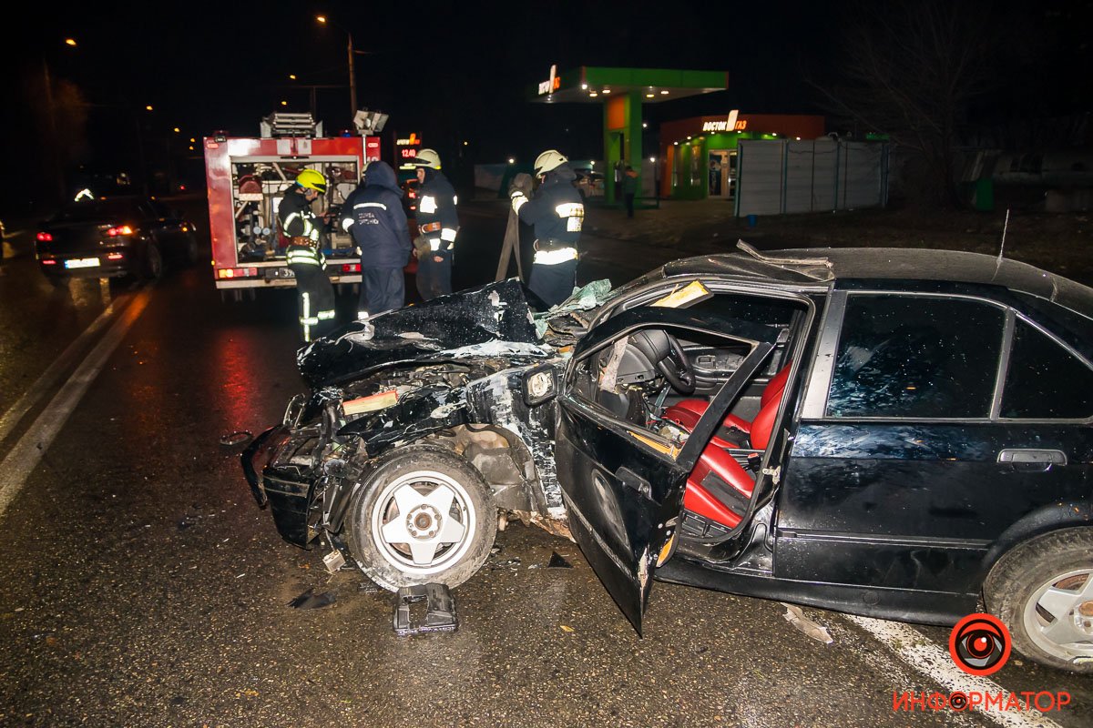 BMW въехал в столб, от удара его развернуло