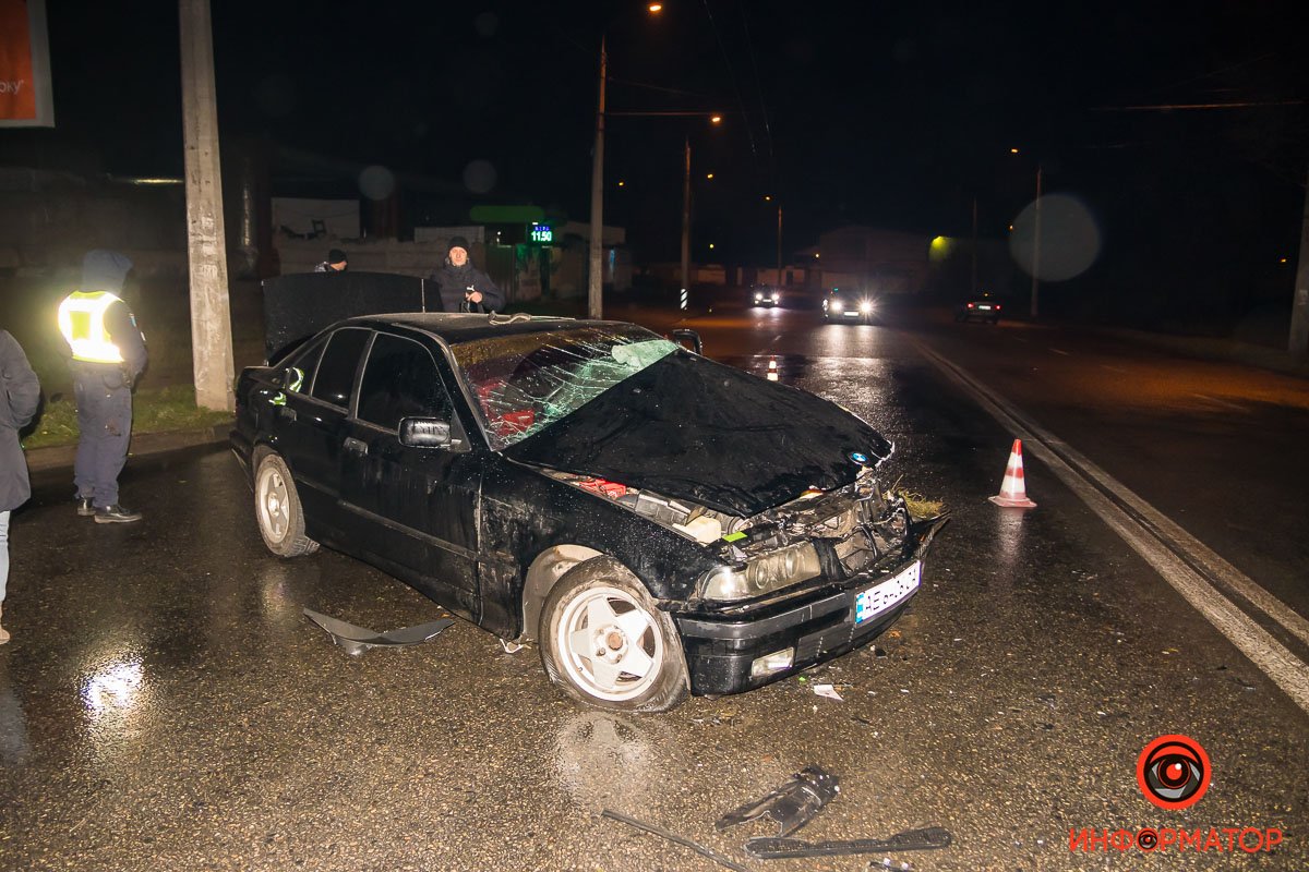 Автомобили объезжают место происшествия по встречной полосе