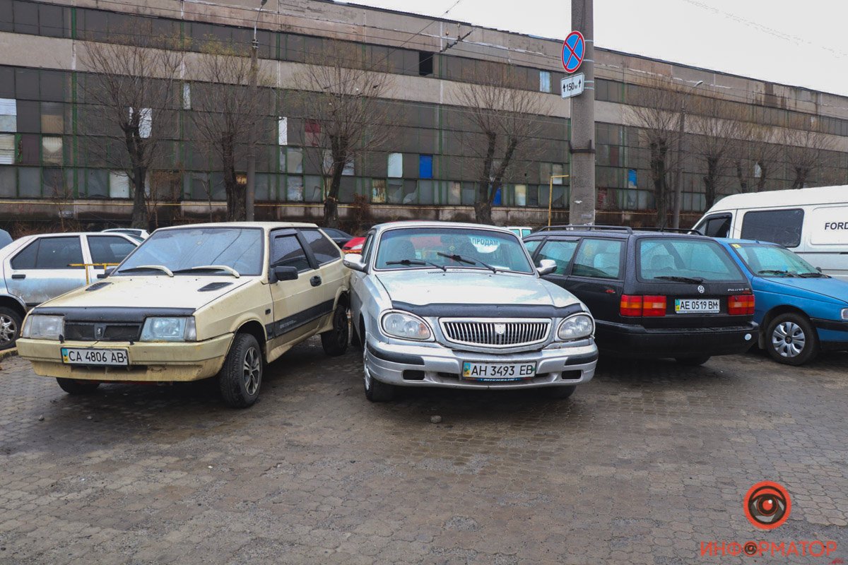 Сломанным забором задело три припаркованные машины