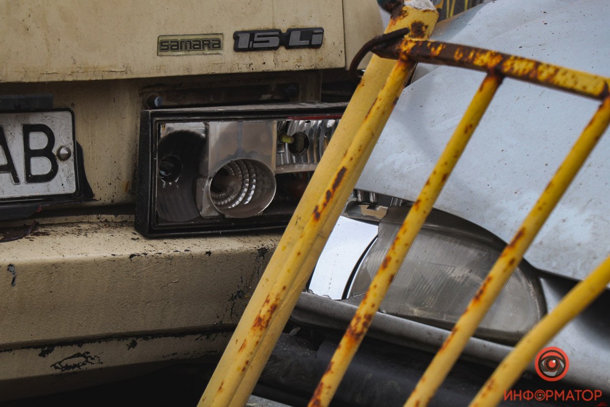 После столкновения секция ограждения повредила припаркованные ВАЗ, Mercedes и Volkswagen