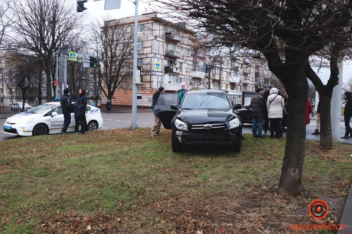 На перекрестке проспекта Поля и улицы Гавриленко столкнулись Skoda и Toyota На перекрестке проспекта Поля и улицы Гавриленко столкнулись Skoda и Toyota