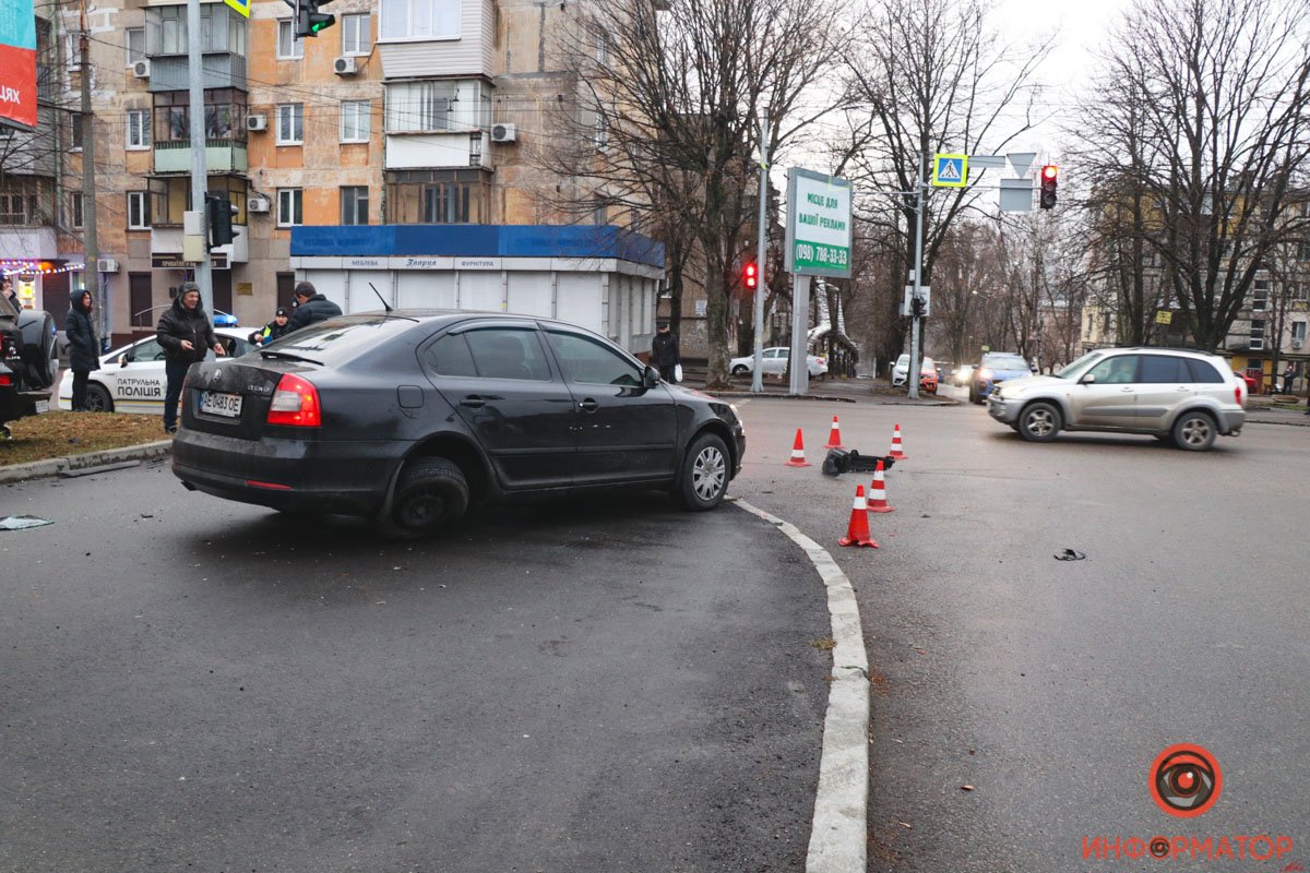 Чеха отбросило на тротуар, где он задел девушку Чеха отбросило на тротуар, где он задел девушку