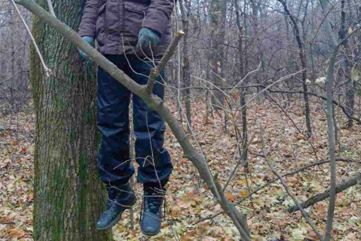 13 декабря, около 12:30, в лесопосадке, недалеко от улицы Магистральной, прохожие обнаружили на дереве повешенного мужчину 13 декабря, около 12:30, в лесопосадке, недалеко от улицы Магистральной, прохожие обнаружили на дереве повешенного мужчину