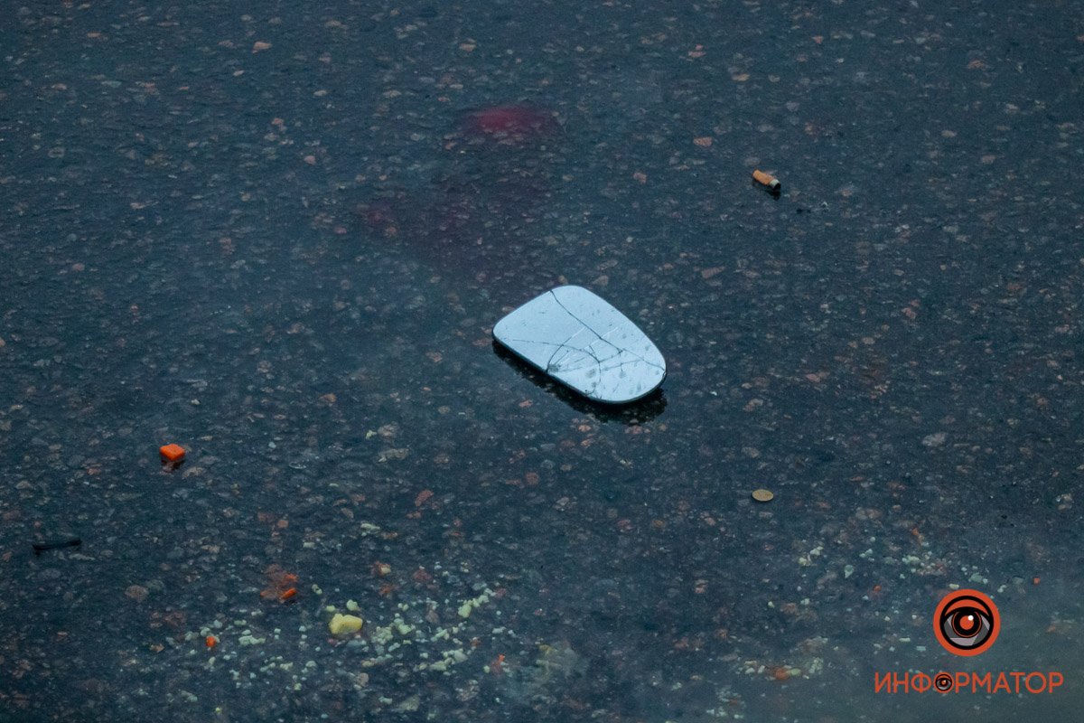 Мужчина шел по пешеходному переходу в темной одежде Мужчина шел по пешеходному переходу в темной одежде