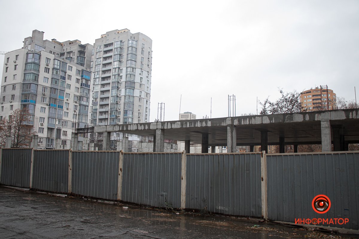 Место строительства оградили Место строительства оградили