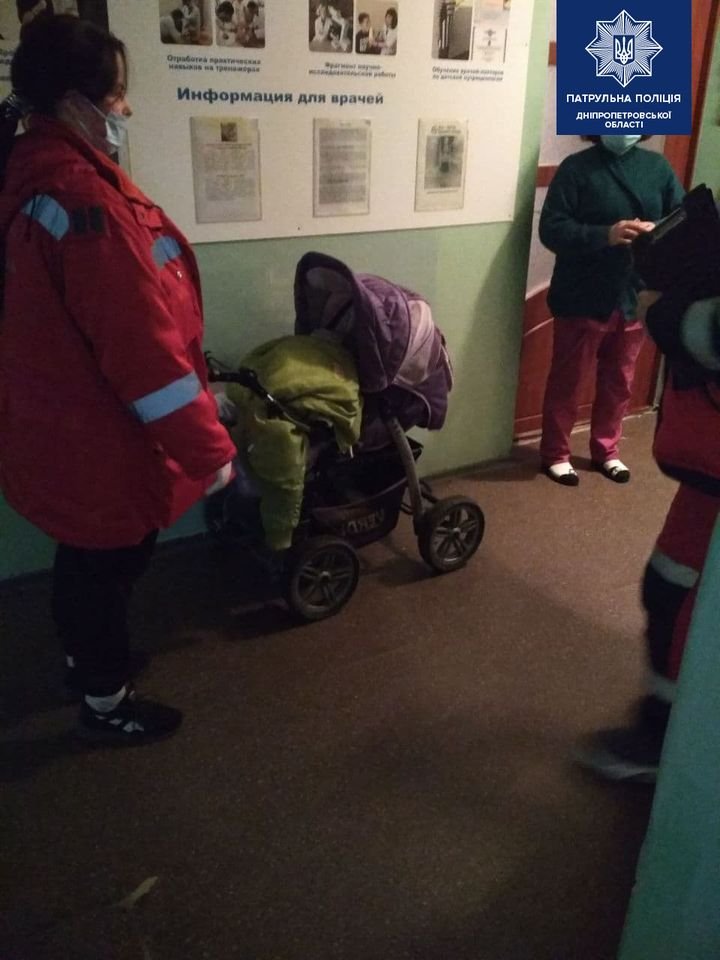 Скорая забрала 8-месячную девочку в больницу, чтобы не допустить ее переохлаждения Скорая забрала 8-месячную девочку в больницу, чтобы не допустить ее переохлаждения