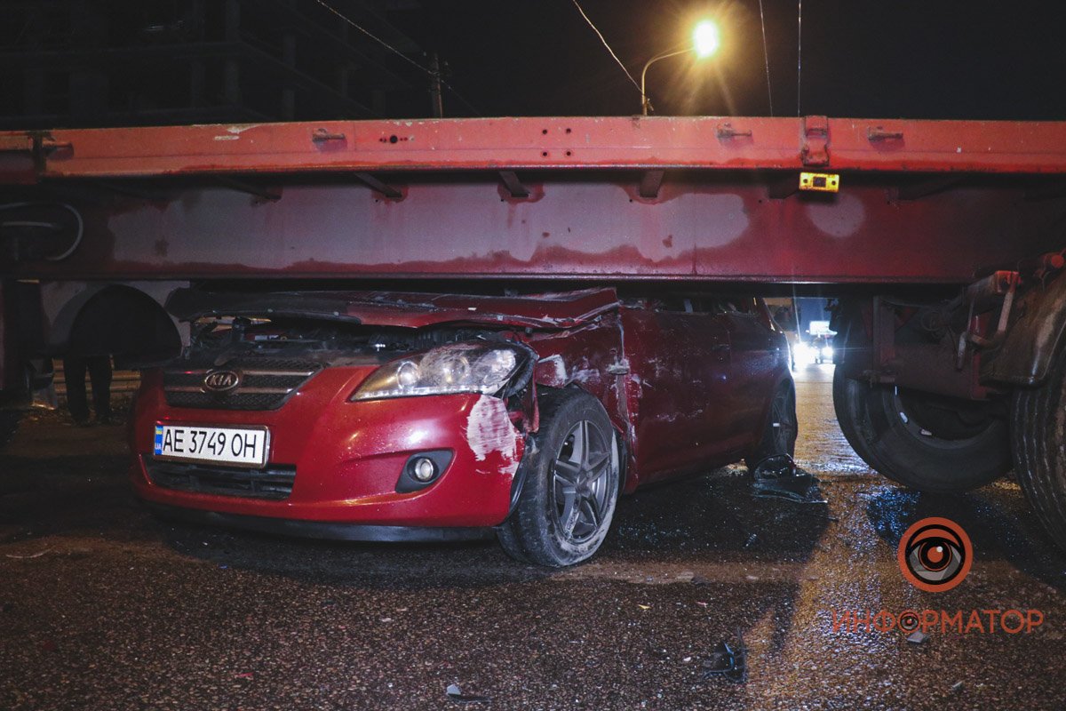 Охрана предприятия перегородила дорогу и выставила заграждение