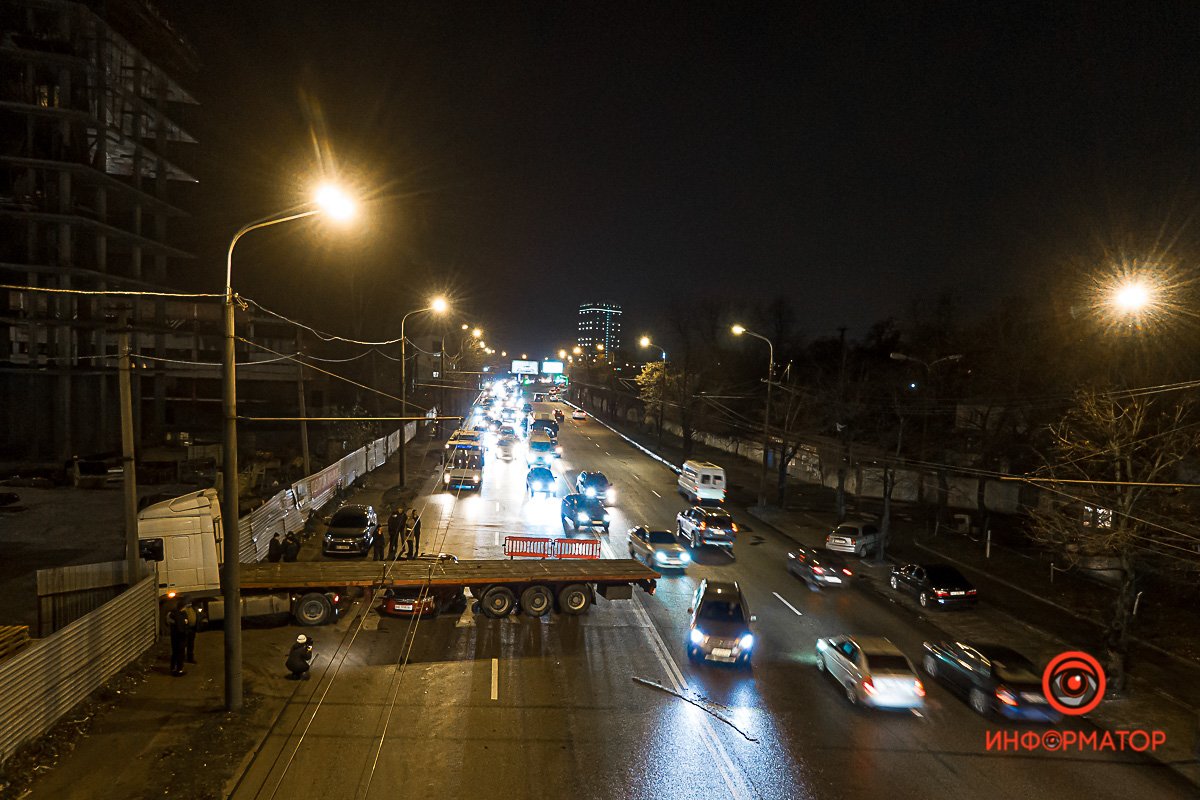 Машины объезжают по встречной