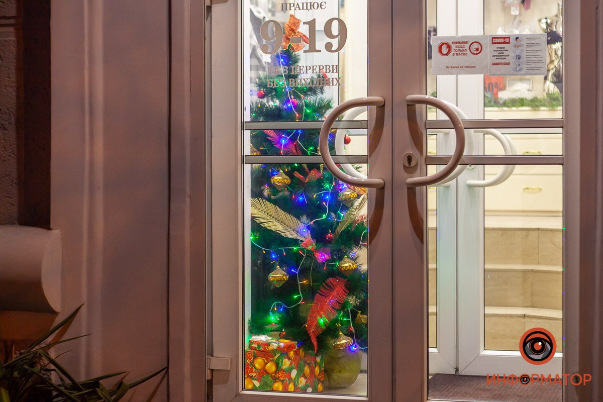 Притаилась за дверью Притаилась за дверью