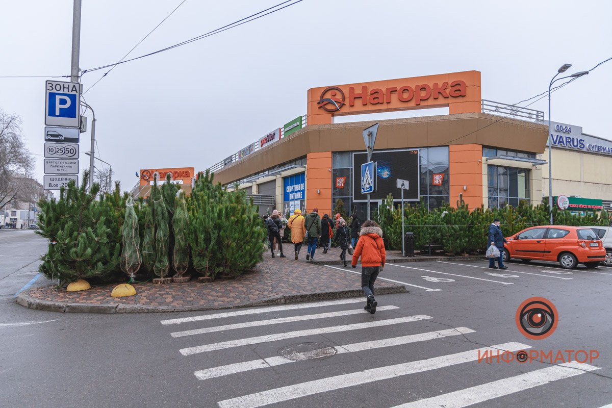 Пока народ больше интересуется и спрашивает, чем покупает