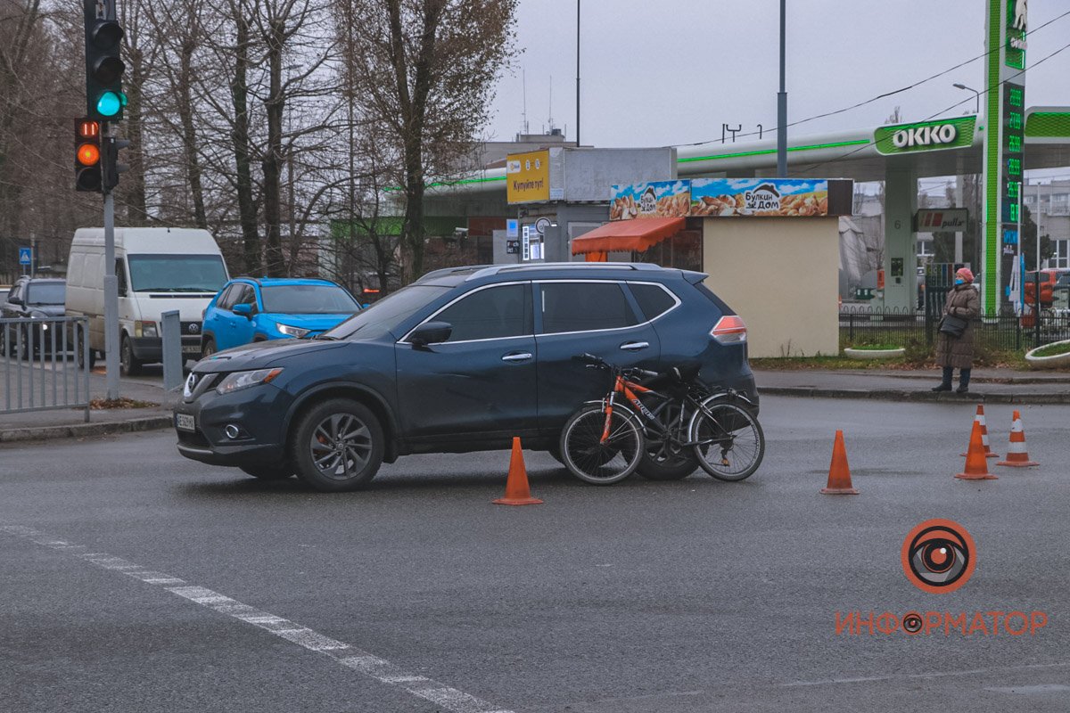 Мужчина на велосипеде врезался в Nissan Мужчина на велосипеде врезался в Nissan